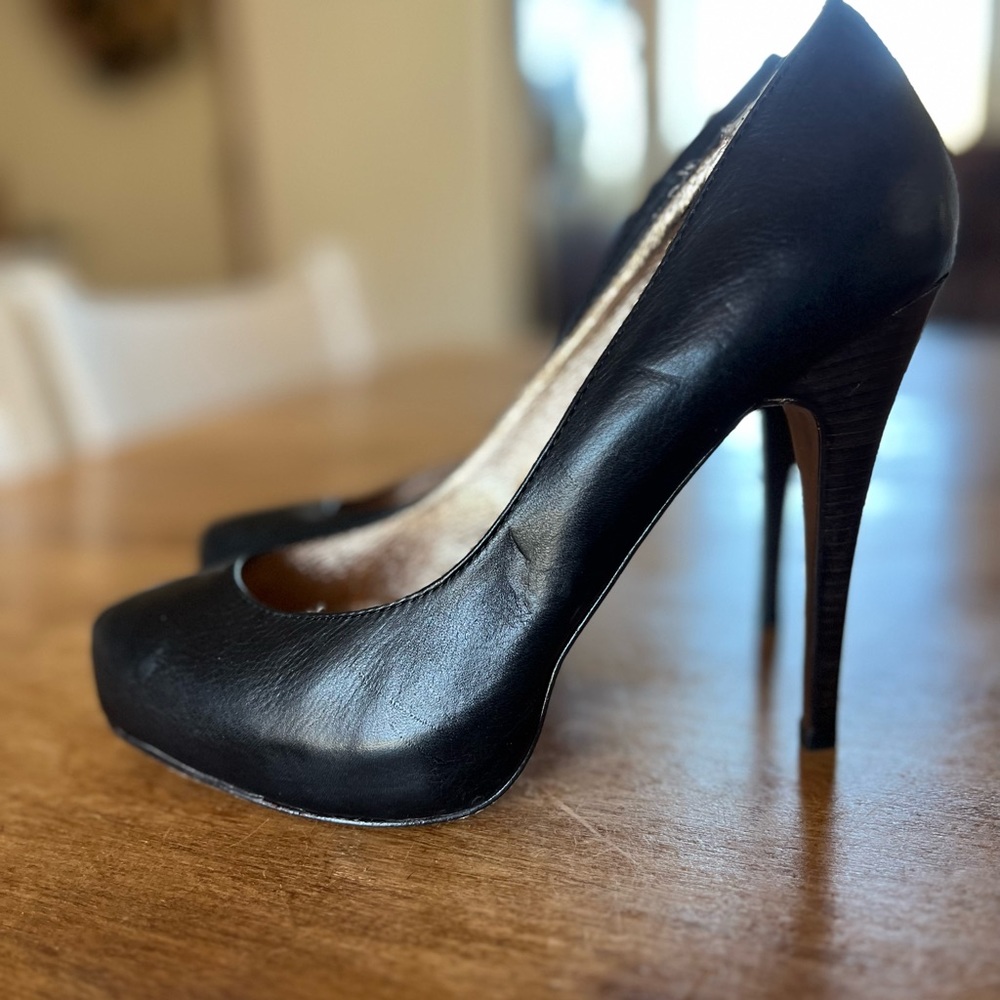 Dolce Vita classic pumps in black Napa leather. Sz 8